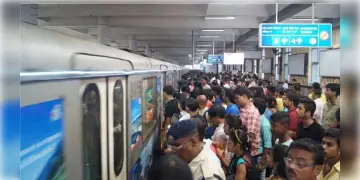 Read more about - Kolkata Metro | ফের মেট্রো বিভ্রাট! ময়দান স্টেশনে দক্ষিণেশ্বরগামী মেট্রো থামিয়ে নামিয়ে দেওয়া হল যাত্রীদের!