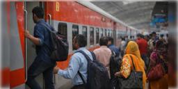 Read more about - Indian Rail luggage booking | ৩১ জুলাই থেকে বিরাট বদল রেলে, টিকিট কাটার সময়ই বুক করা যাবে লাগেজ! সর্বোচ্চ কত কেজি নেওয়া যাবে বিনামূল্যে?