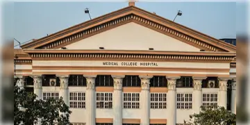 Read more about - Calcutta Medical College | কলকাতা মেডিক্যাল কলেজে আগুন! ঘটনাস্থলে দমকলের ২টি ইঞ্জিন! ছড়িয়েছে তীব্র আতঙ্ক!