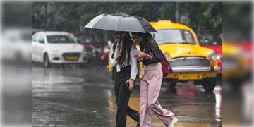 Read more about - Weather Update | টানা বৃষ্টিতে জলমগ্ন কলকাতা, একনজরে মহানগরের আজকের আবহাওয়া আপডেট