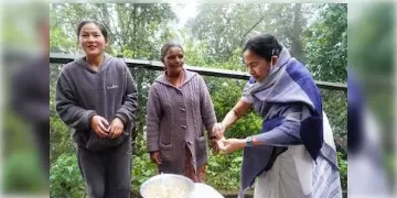 Read more about - পাহাড়ে অন্যরূপে ধরা দিলেন মুখ্যমন্ত্রী মমতা বন্দ্যোপাধ্যায়, নিজের হাতে প্রস্তুত করলেন মোমো