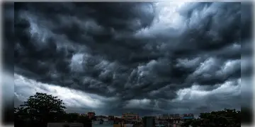 Read more about - Weather Update | অবশেষে দিন কয়েকের মধ্যেই বঙ্গে ঢুকছে বর্ষা! তার আগেই প্রাক বর্ষায় ভিজবে রাজ্য! তান্ডবের জন্য এগোচ্ছে 'বিপর্যয়'!