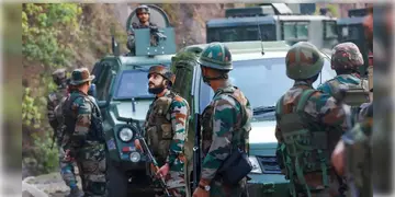 Read more about - Jammu-Kashmir | পুলওয়ামা হামলার পুনরাবৃত্তির চেষ্টা? রাজৌরিতে সেনার গাড়ি লক্ষ্য করে গুলি চালালো জঙ্গিরা!