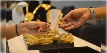 Read more about - Gold Rate Today | ১০০ টাকা দাম কমেছে সোনার, বেড়েছে রুপোর দর! দেখে নিন আজ কলকাতায় সোনা-রুপোর দামদর