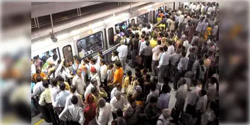 Read more about - Kolkata Metro | ভিড়ের চোটে মেট্রো বিভ্রাট, ৬০ হাজার ছাড়িয়েছে দৈনিক যাত্রী সংখ্যা, নাজেহাল দশা এসপ্ল্যানেড-দমদমের