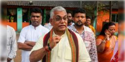 Read more about - Dilip Ghosh | আর্থিক ক্ষমতা পঞ্চায়েত প্রধানদের নয়, থাকবে আধিকারিকদের হাতে! বড় ঘোষণা মন্ত্রী দিলীপ ঘোষের!