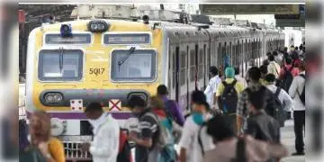 Read more about - দীর্ঘ প্রতীক্ষার পর ৫০ শতাংশ যাত্রী নিয়ে রবিবার থেকে যাত্রা শুরু লোকাল ট্রেনের