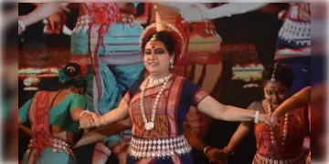 Read more about - পুজো কার্নিভালে দলের পারদর্শিতার ফলে রাজ্যের পক্ষ থেকে পুরস্কৃত হলেন সৌরভ পত্নী ডোনা গঙ্গোপাধ্যায়