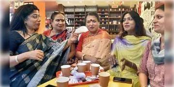 Read more about - বড়দিনের কেক-এ সমতার বার্তা শহরের তৃতীয় লিঙ্গভুক্ত রূপান্তরকামীদের।