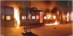 Read more about - Train Fire | ভোররাতে প্যাসেঞ্জার ট্রেনে অগ্নিকান্ড, পুড়ে ছাই তিনটি বগি, চাঞ্চল্য বিহারে