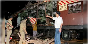 Read more about - Mumbai Train Blast | মুম্বই ট্রেন বিস্ফোরণে মৃত্যু হয়েছিল ১৮৯ জনের! হাইকোর্টের রায়ে ১৯ বছর পর বেকসুর খালাস অভিযুক্তরা!