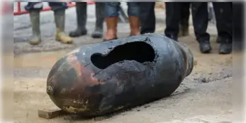 Read more about - WWII Bomb | হংকংয়ের ঘনবসতিপূর্ণ এলাকায় মিলল দ্বিতীয় বিশ্বযুদ্ধের বোমা! তড়িঘড়ি সরানো হলো ৬০০০ বাসিন্দাকে