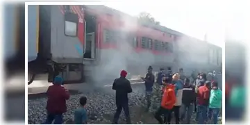 Read more about - Gaisal Railway Station | গাইসালে শিলিগুড়ি-মালদাগামী ডেমু ট্রেনে আগুন! এই গাইসালেই রেল দুর্ঘটনায় কেড়েছিল ৩০০ যাত্রীর প্রাণ!