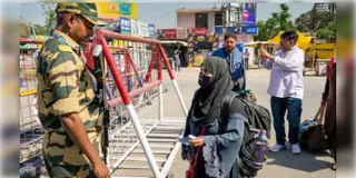 Read more about - Bangladeshi Immigrants | ফেরত পাঠানো হয়েছে প্রায় ২০০০ বাংলাদেশি অনুপ্রবেশকারীকে, অপারেশন সিঁদুরের পর থেকে সীমান্তে কড়াকড়ি!