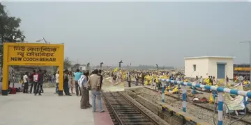Read more about - Cooch Behar Rail Blockade । কোচবিহারকে 'রাজ্যের' মর্যাদা দিতে হবে, আন্দোলনে রেল অবরোধ পিপলস অ্যাসোসিয়েশনের কর্মীদের