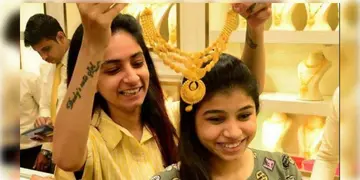 Read more about - Gold Rate | আকাশ ছুঁয়েছে হলুদ ধাতুর দর, আজ কলকাতায়  ২৪ ক্যারেট সোনার দাম কত ?