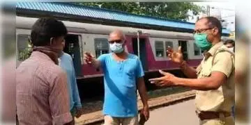 Read more about - মাস্ক না পরায় ধরপাকড়ের চেষ্টা, পুলিশের উপর চড়াও, জখম এক পুলিশ কর্মী