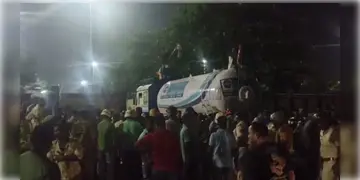 Read more about - Indian oil | বজবজে ব্যাপক উত্তেজনা, সিলিন্ডারের ‘ক্যাপ’ খুলে ‘ডেডলি প্রোটেস্ট’, গ্রেপ্তার ৯০ বিক্ষোভকারী