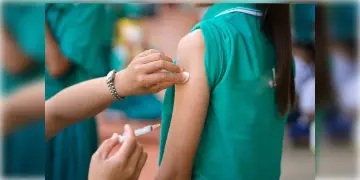 Read more about - শীঘ্রই ভারতের বাজারে জরায়ুমুখ ক্যানসারের টিকা আনছে সিরাম! কত দাম ধার্য করা হবে, জানাল সংস্থা