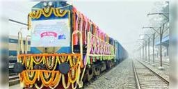 Read more about - পাঁচ দশক পর অবশেষে শুরু হলদিবাড়ি-চিলাহাটি ট্রেন পরিষেবা! রেলপথে জুড়ল ভারত-বাংলাদেশ।