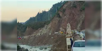 Read more about - North Bengal Weather | ফের বিপর্যয় উত্তরবঙ্গে! ধস নেমে অবরুদ্ধ ১০ নম্বর জাতীয় সড়ক! একাধিক রাস্তায় বিঘ্নিত হয়েছে যান চলাচল!