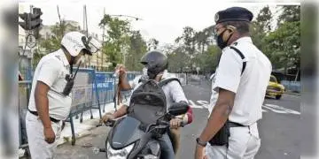 Read more about - কাগুজে চালানের পরিবর্তে এবার ই-চালানে জরিমানা আদায় করবে রাজ্য পুলিশ