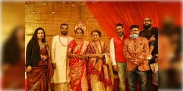 Read more about - বিয়ের সাজে চোখ ধাঁধিয়ে দিলেন সঙ্গীতশিল্পী ইমন, তাকে ঘিরে রইলেন টলিউডের নক্ষত্ররা