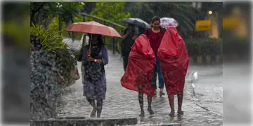 Read more about - WB Weather | আগামী ২-৩ ঘণ্টায় ঝেঁপে নামবে বৃষ্টি! কলকাতা-সহ দক্ষিণবঙ্গে ১০ জেলায় জারি কমলা সতর্কতা!