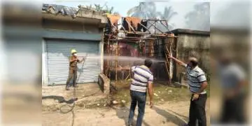 Read more about - ভয়াবহ বিস্ফোরণ  চম্পাহাটির বাজি কারখানায়, পুড়ে ছাই একাধিক বাজির দোকান,  কালো ধোঁয়ায় ঢেকেছে এলাকা!