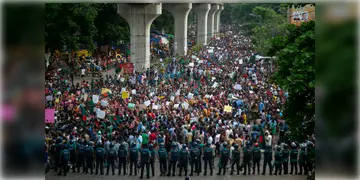Read more about - Bangladesh Quota Movement । সংঘর্ষে মৃত্যু ৬ জনের! তবুও কঠোর অবস্থান থেকে অনড় বাংলাদেশ সরকার! অনির্দিষ্টকালের জন্য বন্ধ শিক্ষাপ্রতিষ্ঠান!