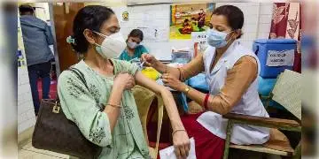 Read more about - হোয়াটসঅ্যাপে আগাম বুকিং ছাড়াই সোমবার থেকে কলকাতায় ৪৫ ঊর্ধ্বদের টিকাকরণ