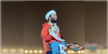 Read more about - Arijit Singh | মঞ্চে উড়ে এলো হুডি, টাকা, গায়কের ছবি! হাসি মুখে সই করে দর্শকদের ফেরালেন মাটির মানুষ অরিজিৎ সিং