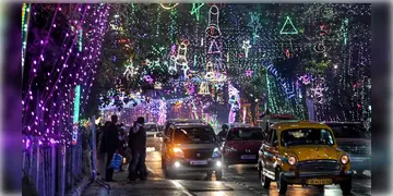 Read more about - Kolkata police । জঙ্গি হামলার আবহেই বর্ষবরণের প্রস্তুতি, কড়া নজরদারি কলকাতা পুলিশের