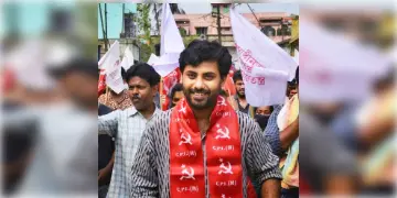 Read more about - Jadavpur Case | থানার ভেতরে সৃজন,থানার বাইরে বিক্ষোভে বসেছে SFI সদস্যরা