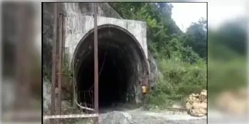 Read more about - দার্জিলিং-সিকিম রেল টানেলে প্রবল বৃষ্টির জেরে নামে ধস, মৃত দুই শ্রমিক