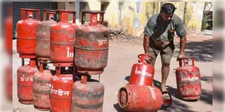 Read more about - LGP | একধাক্কায় ৫৮.৫০ টাকা করে কমল বাণিজ্যিক গ্যাস সিলিন্ডারের দাম! নতুন মাসের শুরুতেই স্বস্তি!