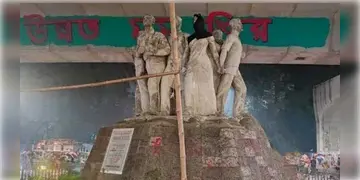 Read more about - Dhaka University | ঢাকায় সন্ত্রাসবিরোধী রাজু ভাস্কর্যের নারীর মাথাই ঢাকা হলো কালো হিজাব দিয়ে