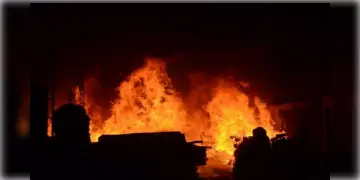 Read more about - Howrah Fire | ভরসন্ধ্যায় সাঁকরাইলের প্লাস্টিক কারখানায় বিধ্বংসী অগ্নিকান্ড, ঘটনাস্থলে দমকলের ১০টি ইঞ্জিন