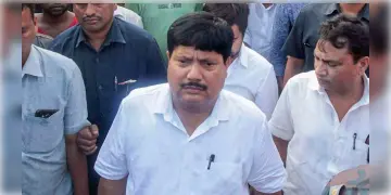 Read more about - Arjun Singh | ভাটপাড়ায় গুলি চালানোর ঘটনায় অর্জুন সিংয়ের বিরুদ্ধে জারি গ্রেফতারি পরোয়ানা!