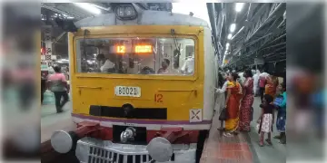 Read more about - Naihati Local | নৈহাটি লোকালে আগুন! শিয়ালদহ স্টেশনে দাঁড়িয়ে থাকা ট্রেনের ওভারহেড তার থেকে অগ্নিকান্ড!