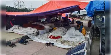 Read more about - মৃত্যু প্রতিবাদী কৃষকের! দিল্লির তীব্র ঠান্ডার ফলে এরূপ ঘটেছে বলে অনুমান।