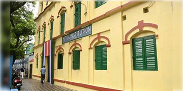 Read more about - Mitra Institution | স্কুলের বাথরুমে সাপের কামড়! SSKM হাসপাতালে ভর্তি মিত্র ইনস্টিটিউশনে প্রথম শ্রেণির ছাত্র!