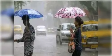 Read more about - জোড়া ঘূর্ণাবর্তের চোখরাঙানি! অতিভারী বৃষ্টির সতর্কতা জারি হয়েছে বাংলায়