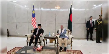 Read more about - Bangladesh-Malaysia | মালয়েশিয়ার প্রধানমন্ত্রীর সঙ্গে বৈঠক করলেন বাংলাদেশের অন্তর্বর্তী সরকারের প্রধান ইউনূস