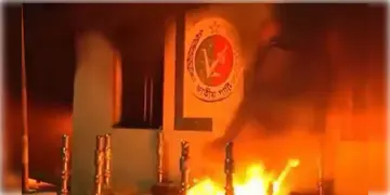 Read more about - Bangladesh | আওয়ামি লিগের পর 'আক্রমণ' বাংলাদেশে আক্রান্ত জাতীয় পার্টির ওপর! আগুন ধরিয়ে দেওয়া হলো কেন্দ্রীয় কার্যালয়ে