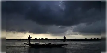 Read more about - নিম্নচাপ ঘনিয়ে আসছে, শীতের মরসুমে রাজ্যে লাগাতার বৃষ্টির পূর্বাভাস আবহাওয়া দফতরের