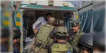 Read more about - Srinagar | শ্রীনগরে গ্রেনেড হামলা! ঘটনায় আহত অন্তত ১০! CRPF কর্মীদের লক্ষ্য করে গ্রেনেড ছোড়ে জঙ্গিরা