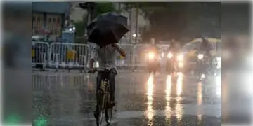 Read more about - দক্ষিণবঙ্গের বেশকিছু জেলায় বজ্রবিদ্যুৎ-সহ ঝড়বৃষ্টি হতে চলেছে, চূড়ান্ত সতর্কতা আবহাওয়া দফতরের!