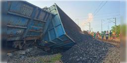 Read more about - Train Derailed | নারায়ণগড়ে বেলাইন মালগাড়ি, লাইনচ্যুত চারটি বগি! ডাউন লাইনে ব্যাহত ট্রেন চলাচল