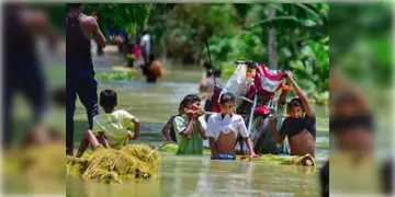 Read more about - Assam Flood | লাগাতার বৃষ্টির জেরে ভেসে গিয়েছে অসমের ১৫টি জেলা! ক্ষতিগ্রস্ত ১.৬১ লক্ষেরও বেশি মানুষ!